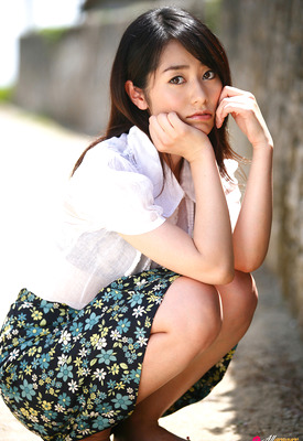 Momoko Tani Photo 3 of 4