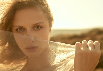 Amelie Lou in On The Rocks