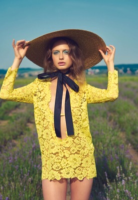 Amelie Lou in Full Bloom