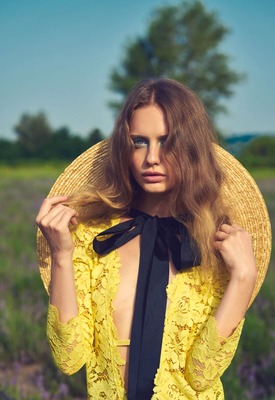 Amelie Lou in Full Bloom