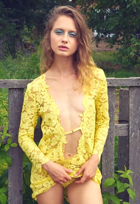 Amelie Lou in Full Bloom