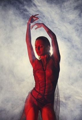 Amelie Lou in Smoke Bomb