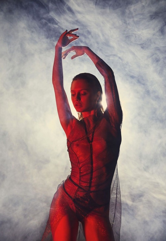 Amelie Lou in Smoke Bomb