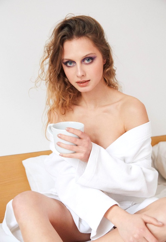 Amelie Lou in Bonus Set