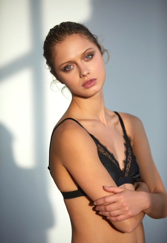 Amelie Lou in Bonus Photos