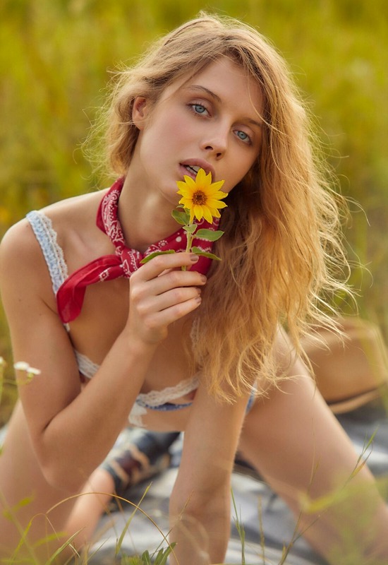 Amelie Lou in Wild West