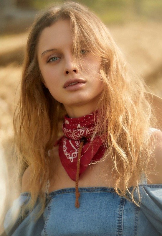 Amelie Lou in Wild West