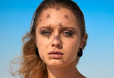 Amelie Lou in Bright Star