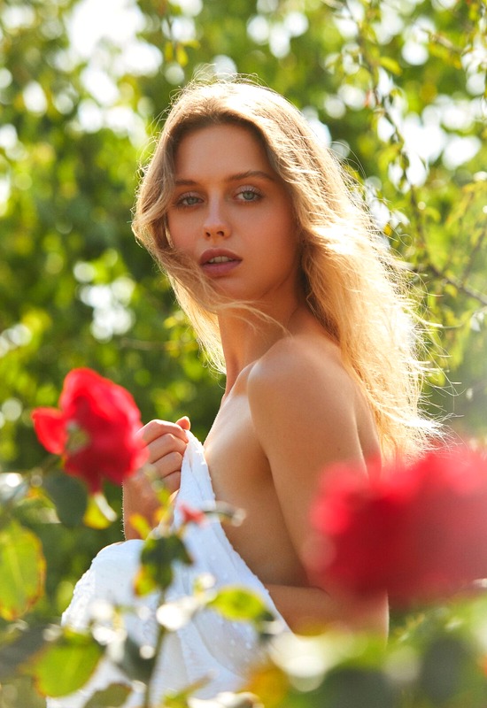 Amelie Lou in Fleur Passion