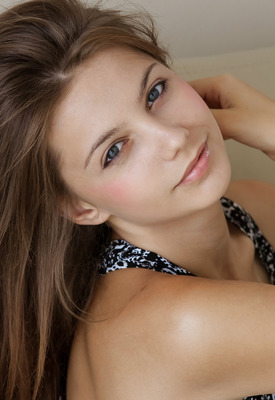 Emma Sweet Photo 6 of 8