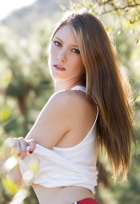 Shae Snow Photo 4 of 8