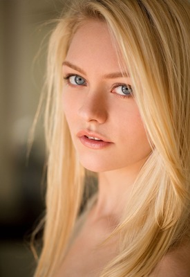 Alli Rae Photo 6 of 10