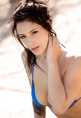 Noelle Easton Photo 2 of 9