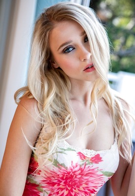 Riley Anne Photo 18 of 20