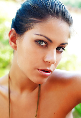 Defrancesca Gallardo Photo 1 of 7