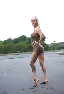 Natali Blond Photo 5 of 14