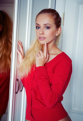 Jennifer Mackay Photo 5 of 14