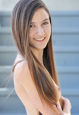 Claire Evans Photo 6 of 8