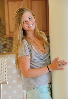 Melissa May Photo 14 of 16