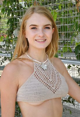 Hannah Hawthorne Photo 9 of 12