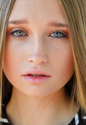 Cara Danvers Photo 4 of 4