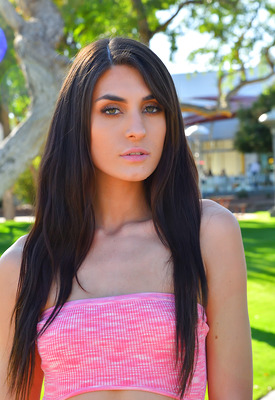 Dana Wolf Photo 8 of 11