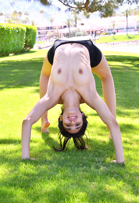 Reina Rae Photo 16 of 17