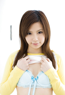 Riri Kuribayashi Photo 3 of 7