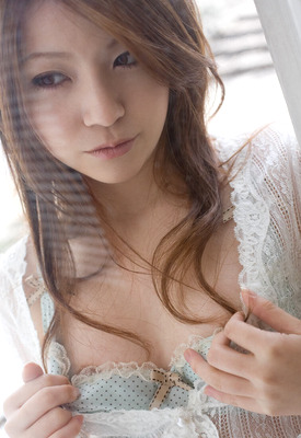 Rina Koizumi Photo 1 of 13