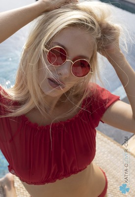 Alexa Q Photo 5 of 12