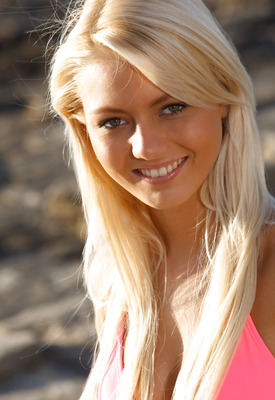 Pinky June Photo 3 of 20