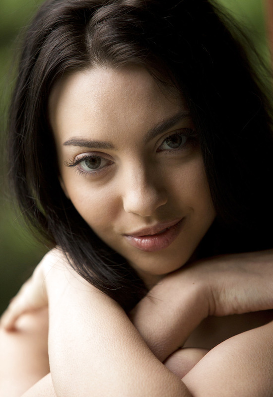 Presenting Araya Acosta by Met-Art