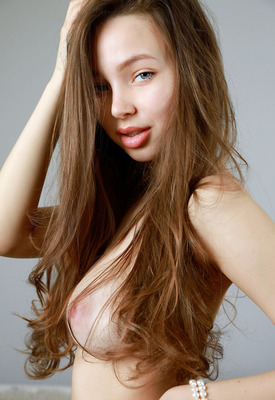 Charlize Photo 6 of 8