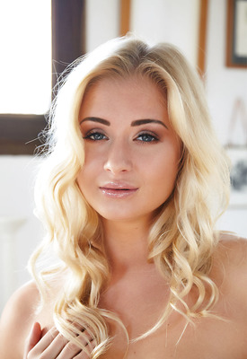 Cayla Lyons Photo 4 of 13