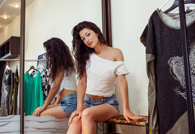 Presenting Elyse by Met-Art