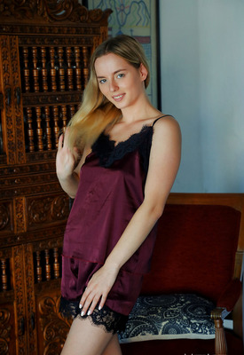 Susana Gil Photo 1 of 7