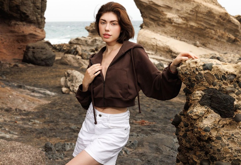 Taya Sour Photo 2 of 6