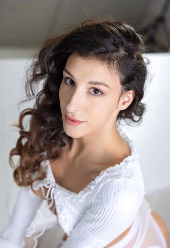 Presenting Luna Ortega by Met-Art