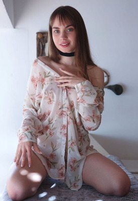 Presenting Sofy Bee by Met-Art