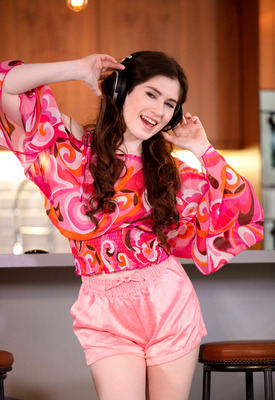 Hot Pearl Photo 3 of 14