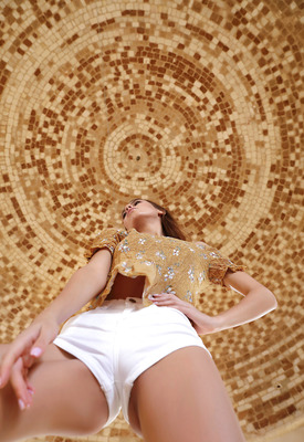 Alice Wonder Photo 6 of 15