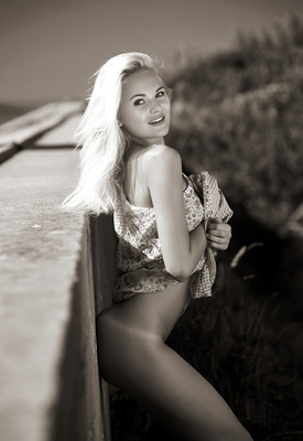 Talia Blonde Photo 17 of 20