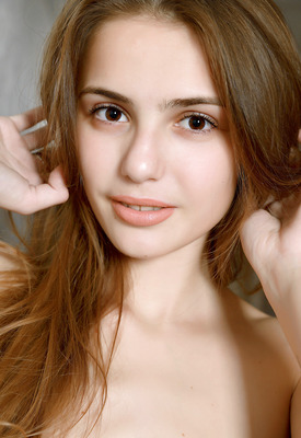 Elle Tan Photo 8 of 18