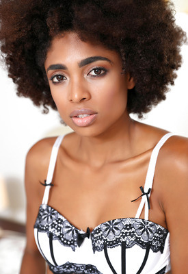 Luna Corazon Photo 6 of 11