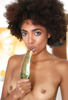 Luna Corazon Photo 7 of 20