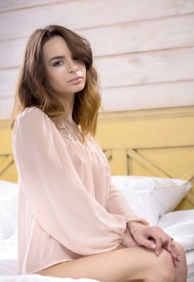 Debora Alta Photo 14 of 20