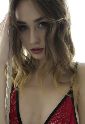 Yana West Photo 2 of 10