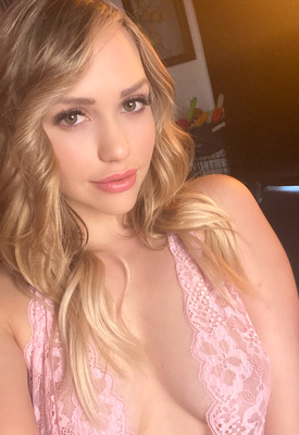 Mia Malkova Photo 9 of 18