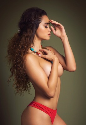 Renee Valeria Photo 2 of 4