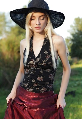 Kira W Photo 7 of 16